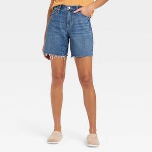 Size 8/29r women’s Universal Thread denim Bermuda shorts.